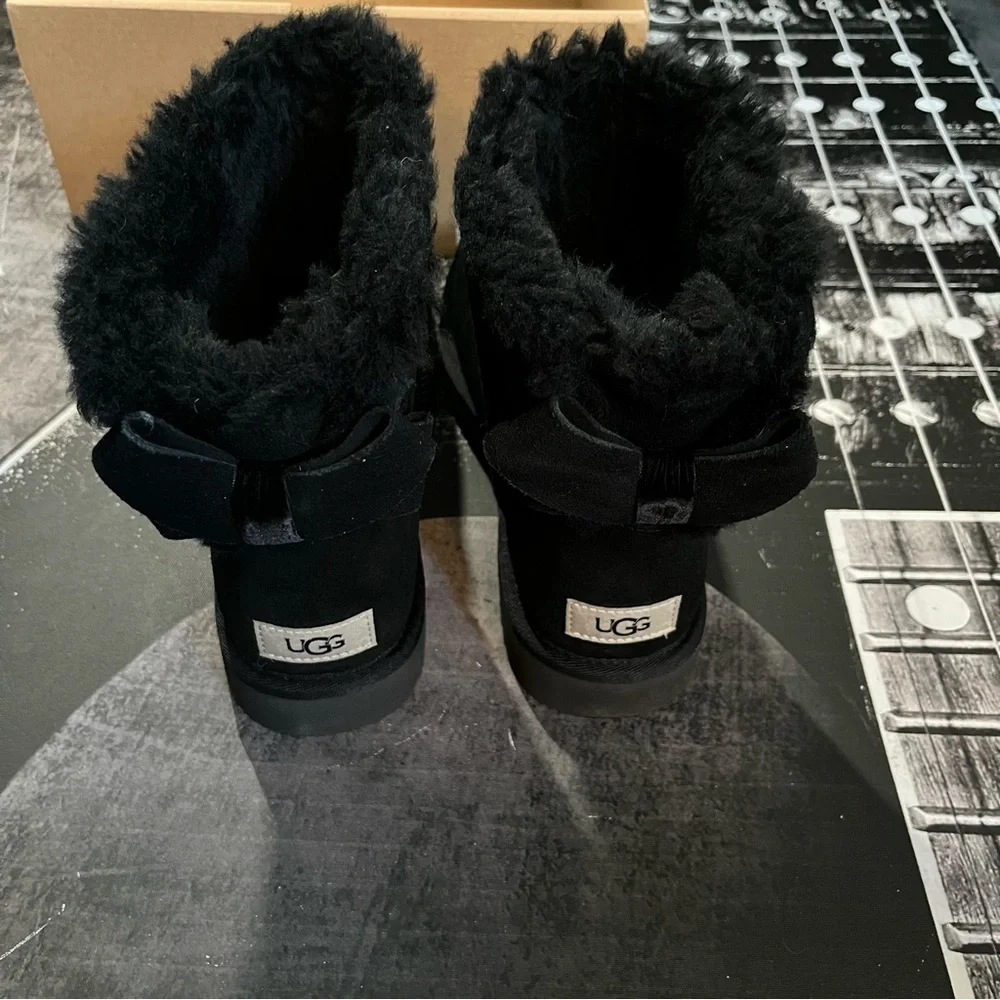 NIB UGG Mini Bailey Boot